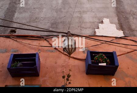 Dettaglio di una vecchia strada nella Medina di Marrakech Foto Stock