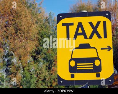 Vari cartelli sulla strada in giallo e nero a. Un porto turistico in Grecia Foto Stock