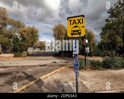 Varie indicazioni sulla strada in giallo, nero, bianco e blu in un porto turistico in Grecia Foto Stock