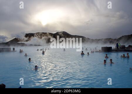 Reykiavik, Islanda - Ottobre 30 2018: Persone che si rilassano e nuotano nella Laguna Blu in inverno Foto Stock