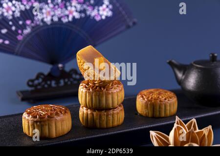 Una selezione di deliziosi mooncakes cinesi tradizionali Foto Stock