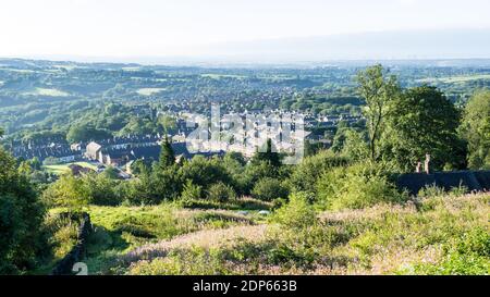 Vista su Ramsbottom e Manchester da Holcombe Village, Lancashire Foto Stock