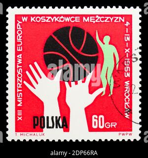 MOSCA, RUSSIA - 15 SETTEMBRE 2018: Un francobollo stampato in Polonia mostra Ball, Hands and Players, 13th European Men's Basketball Championship serie, circa Foto Stock