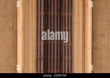 Due stuoia di bambù con bordi arricciati giacciono sul insaccamento. Vista dall'alto Foto Stock