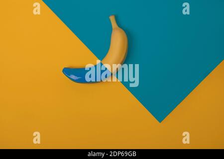 banana yelllow blu parzialmente verniciata su sfondo, geometria Foto Stock