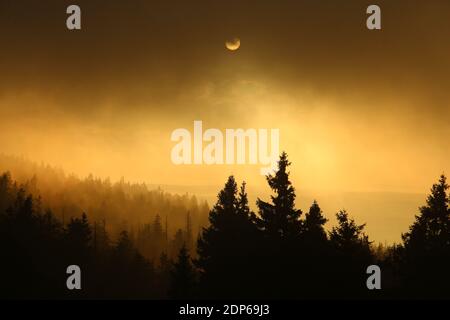 Schierke, Germania. 19 dicembre 2020. C'è un'atmosfera nebbiosa sul Brocken. Il sole si staglia contro il cielo. Molti escursionisti si sono stabiliti nelle prime ore del mattino per guardare questo spettacolo naturale. Nei prossimi giorni ci sarà un cambiamento nel tempo. Il sole si mostrerà meno spesso. Credit: Matrhias Bein/dpa-Zentralbild/dpa/Alamy Live News Foto Stock