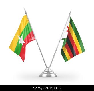 Bandiere da tavolo dello Zimbabwe e del Myanmar isolate sul rendering 3D bianco Foto Stock