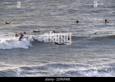 Langland Bay, Swansea, Regno Unito. 19 dicembre 2020. I surfisti vestiti con abiti di Natale del Padre si portano al mare a Langland Bay vicino a Swansea questa mattina nel tempo tempestoso. Credit: Phil Rees/Alamy Live News Foto Stock