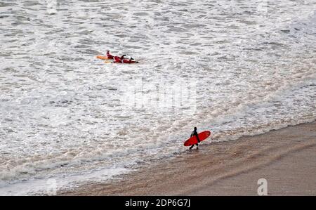 Langland Bay, Swansea, Regno Unito. 19 dicembre 2020. I surfisti vestiti con abiti di Natale del Padre si portano al mare a Langland Bay vicino a Swansea questa mattina nel tempo tempestoso. Credit: Phil Rees/Alamy Live News Foto Stock