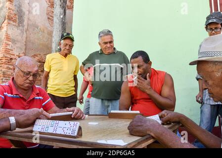 Uomini cubani che giocano in strada, Trinidad Cuba Foto Stock