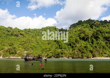 Nusa Barong è una riserva naturale nel distretto di Jember, una delle zone di destinazione per la pesca Foto Stock