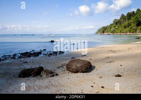 Nusa Barong è una riserva naturale nel distretto di Jember, una delle zone di destinazione per la pesca Foto Stock