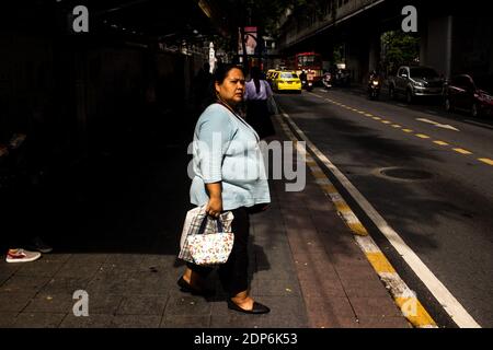 THAILANDE - LA CITÉ DES ANGES Symbole du développement de la péninsule indochinoise, la modernité atteint son apogée à Bangkok. Il y a d’innombrable Foto Stock