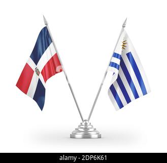 Bandiere da tavolo dell'Uruguay e della Repubblica Dominicana isolate su 3D bianco rendering Foto Stock