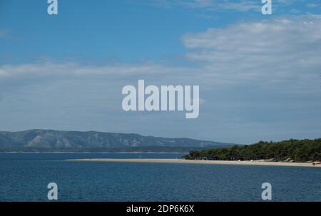 Vista elevata attraverso la baia verso Zlatni Rat, Bol, Isola di Brac, Dalmazia, Croazia, Europa. Foto Stock