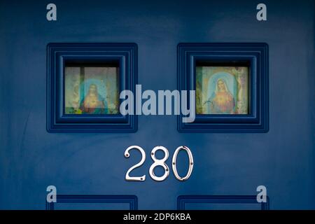 Gesù e Maria nelle piccole finestre di vetro al numero 280 Foto Stock
