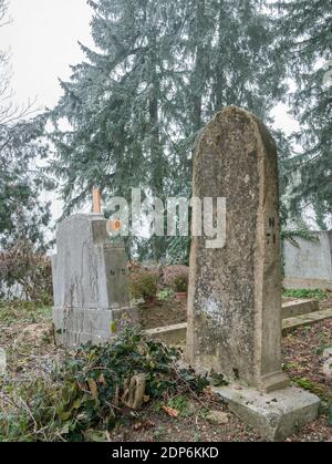 Tombe e lapidi nel cimitero situato vicino alla Chiesa sulla collina a Sighisoara. Foto Stock