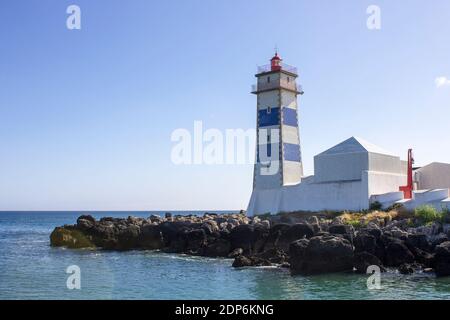 Cascais, Portogallo. Il faro di Santa Marta, sull'estuario del fiume Tago e la baia di Cascais Foto Stock