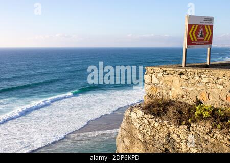 Scogliere di Azenhas do Mar, una città balneare del comune di Sintra, Portogallo Foto Stock