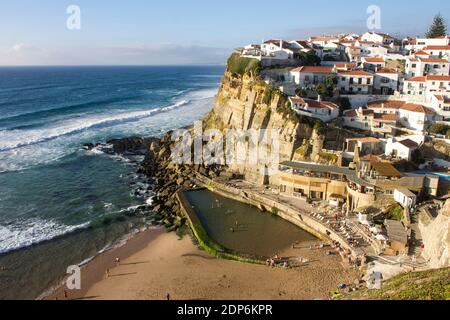 Scogliere di Azenhas do Mar, una città balneare del comune di Sintra, Portogallo Foto Stock