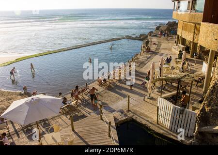 Scogliere di Azenhas do Mar, una città balneare del comune di Sintra, Portogallo Foto Stock