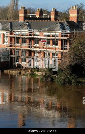 Hereford, Herefordshire - Sabato 19 Dicembre 2020 - UNA proprietà sul fiume in Hereford attualmente in riparazione da alluvioni precedenti ( Febbraio 2020 e Ott 2019 ) è nuovamente minacciata dal fiume Wye in ascesa. Si prevede di raggiungere il picco a 4,8 m più tardi oggi. Photo Steven May / Alamy Live News Foto Stock