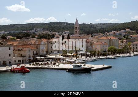 Vista elevata della città vecchia di Supetar, Isola di Brac, Dalmazia, Croazia, Europa. Foto Stock