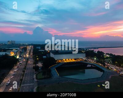 Tanghalang Pambansa, il Teatro Nazionale, una parte del Centro Culturale delle Filippine, al tramonto con la Baia di Manila sullo sfondo. Il teatro Foto Stock
