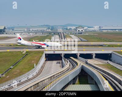 Boeing 737-800 da Malaysian Airlines passando tra i terminal nazionali e internazionali all'aeroporto internazionale di Kuala Lumpur, KLIA, a Kuala Foto Stock