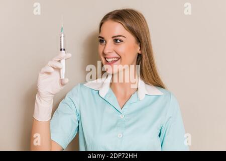 Ritratto dell'infermiere che tiene l'iniezione. Foto Stock