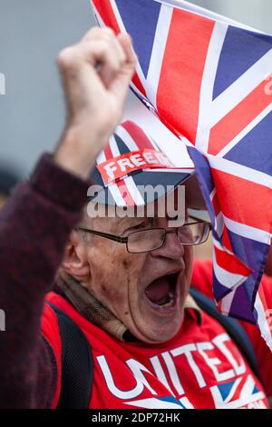 Ritratto di un anziano con Union Jack gridando durante la protesta contro il vaccino COVID-19, Parliament Square, Londra, 14 dicembre 2020 Foto Stock