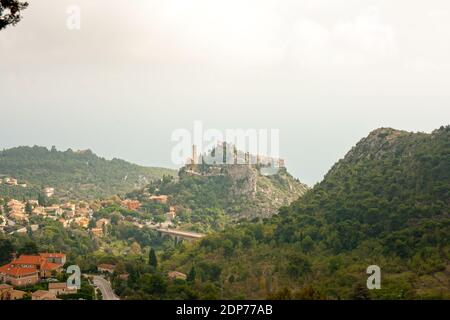 Il villaggio con il suo castello e giardino esotico è un borgo medievale arroccato che offre una magnifica vista sul Mar Mediterraneo. Foto Stock