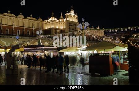 Cracovia, Polonia - 30 novembre 2018: Mercatino di Natale a Cracovia, Polonia, centro della città di notte, edifici storici splendidamente illuminati, luci Foto Stock