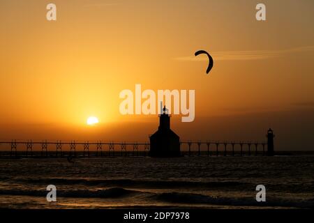 Kite boarder al tramonto vicino al faro di St. Joseph Foto Stock