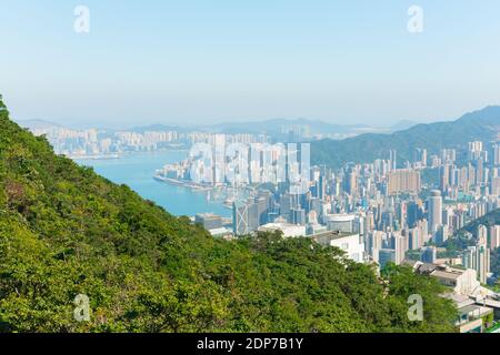 Lo splendido skyline di Hong Kong. Vista sul Victoria Peak in una giornata di sole. Hong Kong, Cina. Isola di Hong Kong e Victoria Bay. Foto Stock