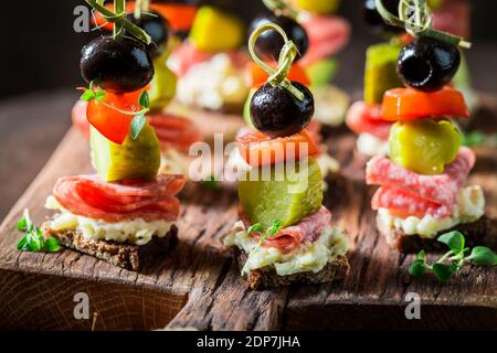 Spuntini vari sani con verdure, carne ed erbe su tavola di legno Foto Stock