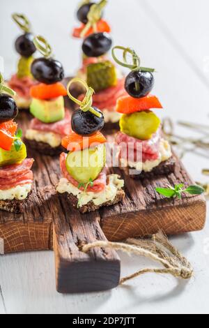 Spuntini freddi e salutari a base di ingredienti freschi per le feste tavola bianca Foto Stock