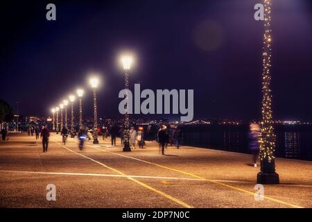 Salonicco, Grecia - 15 dicembre 2020: Decorazioni natalizie nelle strade e nelle piazze della città di Salonicco Foto Stock