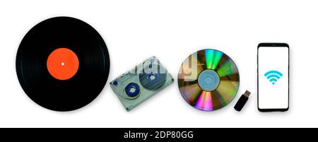 Collezione di apparecchiature musicali retrò vecchie e moderne con clipping path, Gramophone disco audiocassette nastro Compact disk flash drive e. Foto Stock