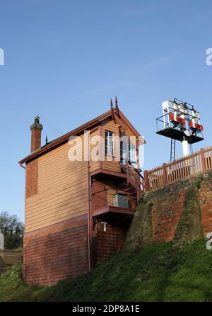 Bewdley North Signal Box presso la stazione di Bewdley sulla Severn Valley Railway, Worcestershire, Inghilterra, Regno Unito. Foto Stock