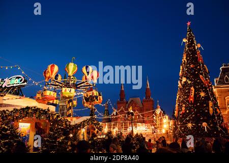 Mosca, Russia, 10 gennaio 2020: Celebrazione del nuovo anno e Natale nel centro di Mosca. Fiera e parco divertimenti vicino al Cremlino. Foto Stock