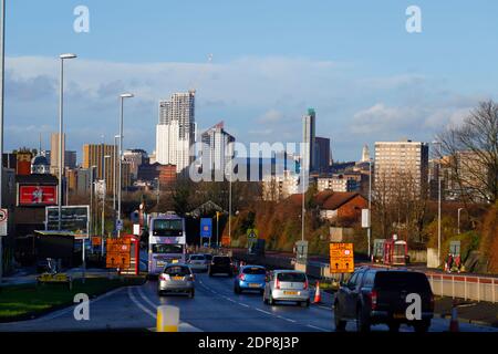 Vista dalla A64 nell'area di Burmantofts di Leeds, guardando verso il centro di Leeds e la Altus House, il nuovo edificio più alto dello Yorkshire a 116 metri Foto Stock