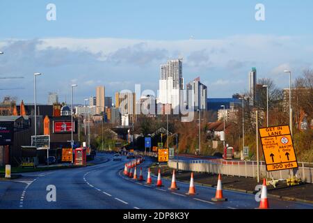 Vista dalla A64 nell'area di Burmantofts di Leeds, guardando verso il centro di Leeds e la Altus House, il nuovo edificio più alto dello Yorkshire a 116 metri Foto Stock