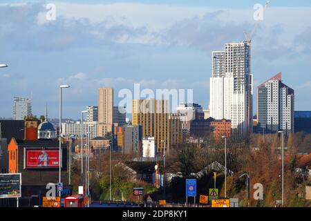 Una vista dall'area di Burmantofts di Leeds, guardando verso Altus House, il nuovo edificio più alto dello Yorkshire a 116 m. Foto Stock