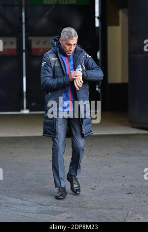 LONDRA, INGHILTERRA. 19 DICEMBRE Chris Hughton, manager della Nottingham Forest, arriva allo stadio durante la partita del campionato Sky Bet tra Millwall e Nottingham Forest al Den, Londra, sabato 19 dicembre 2020. (Credit: Ivan Yordanov | MI News) Foto Stock