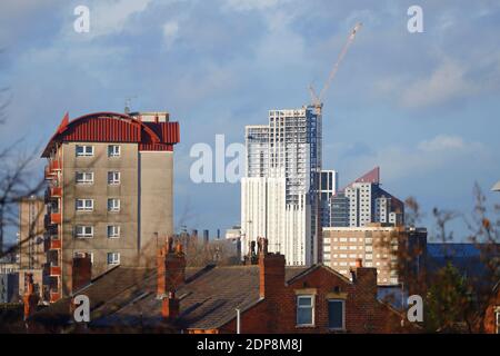 Una vista dall'area di Burmantofts di Leeds, guardando verso Altus House, il nuovo edificio più alto dello Yorkshire a 116 m. Foto Stock