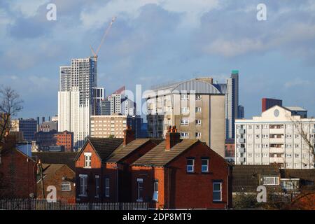 Una vista dall'area di Burmantofts di Leeds, guardando verso Altus House, il nuovo edificio più alto dello Yorkshire a 116 m. Foto Stock