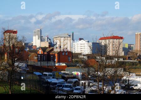 Una vista dall'area di Burmantofts di Leeds, guardando verso Altus House, il nuovo edificio più alto dello Yorkshire a 116 m. Foto Stock