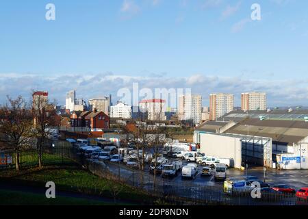 Una vista dall'area di Burmantofts di Leeds, guardando verso Altus House, il nuovo edificio più alto dello Yorkshire a 116 m. Foto Stock