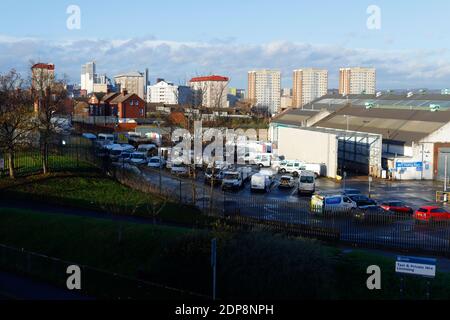 Una vista dall'area di Burmantofts di Leeds, guardando verso Altus House, il nuovo edificio più alto dello Yorkshire a 116 m. Foto Stock